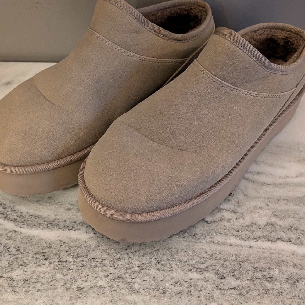 American Eagle Size 10 Tan Comfy Slides - Worn Once!